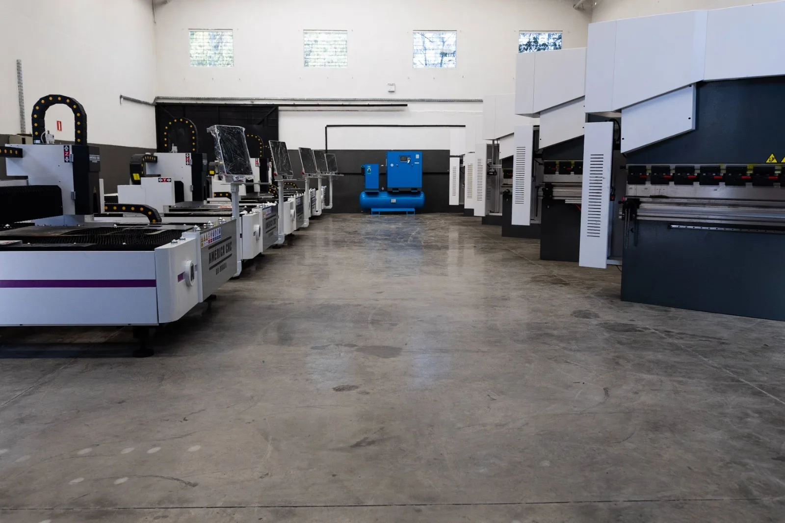 Showroom da America CNC com as máquinas da campanha